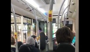 Ce chauffeur de bus vire un passager ivre !