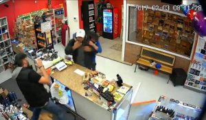 Cette famille s'en prend à un homme armé qui voulait braquer leur magasin. Un geste héroïque !