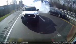 Un semi-remorque percute plusieurs voitures sur une autoroute