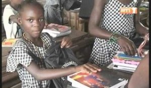 Le DAF du ministère de l'education a procédé à une distribution de kits et manuels scolaires