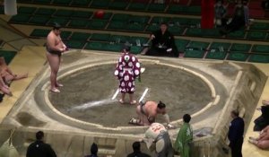 Un combattant de sumo , KO en quelques secondes