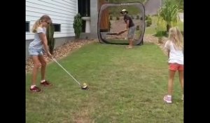 Ce papa se prend une balle de golf et ses filles sont bien contente!