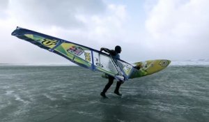 Du windsurf dans des conditions dantesques : les participants atteignent des hauteurs incroyables