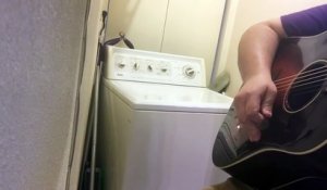 Il fait un duo avec sa… machine à laver !