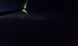 Il filme un orage depuis son avion. Magnifique