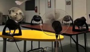 Un avion en papier vole tout seul à l'aide de ces ventilateurs