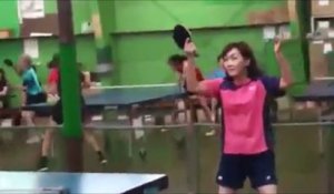 Elle joue au ping-pong sans raquette... Avec sa tête