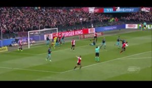 L'énorme erreur du gardien du PSV Eindhoven qui marque un but contre son camp