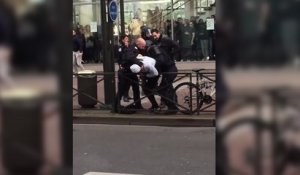 Un jeune frappe un policier lors d'une manifestation