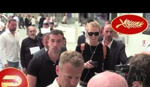 Cannes 2015 - Julianne Moore et Karlie Kross déchaînent les paparazzis à l'aéroport