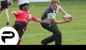 Le Prince Harry joue le coach de rugby.