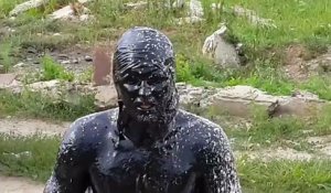 Un Russe complètement dingue plonge dans une piscine d'huile de moteur