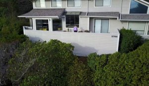 Un homme survole la maison de sa voisine avec un drone