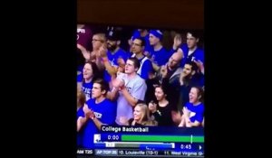 Elle applaudit sur la tête de son bébé à un match de Basket NBA