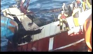 Cinq marins écossais se jettent à l'eau avant que leur navire ne coule - Regardez