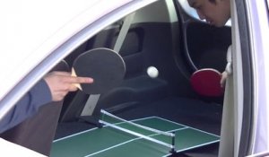 Jouer au Ping Pong dans le coffre de sa voiture...
