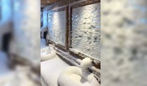 La neige s'infiltre par une fenêtre ouverte dans un restaurant