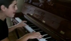 Raffi Arto interprète « My babe » au piano