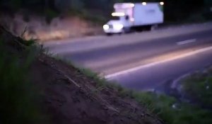 Un motard fait des sauts incroyables au-dessus d’une autoroute
