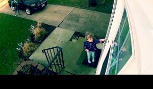 Une petite fille s'envole en ouvrant une porte !