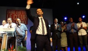 En Martinique, Hamon dénonce "les assassins d'aube"