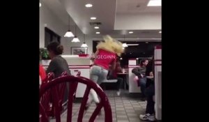 La blonde qui chute violemment dans un fast food !