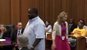 Un homme très en colère se jette sur l’assassin de sa fille lors du procès