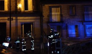 Pompiers dans la maison victime des suites des feux de poubelles à Soissons le 12 mars 2017