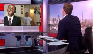 Le comédien Kevin Fredericks et ses deux enfants parodient le duplex raté de la BBC