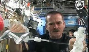 Cet astronaute essor une serviette dans l'espace. Ce qui se produit va vous laisser sans voix !