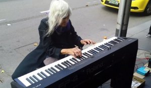 Cette vieille dame de 80 ans fait une excellente prestation dans la rue. Impressionnante !!!