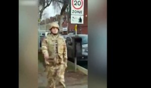 Un homme rentre dans un bar en militaire !