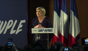 Le Pen raille la campagne "en jachère" de Fillon