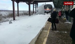 Etats-Unis : Un train provoque une tempête de neige