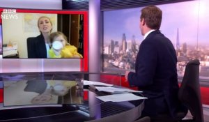 Elle parodie l'interview de la BBC en se faisant interrompre par ses enfants et son mari
