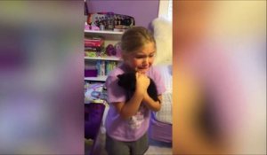 L'émotion de cette fille qui reçoit un chaton en cadeau... Emouvant