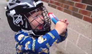 Essaie de manger ta glace sans enlever ton casque... Pas facile!