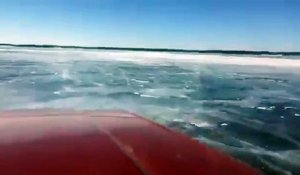 Ce couple roule sur un lac gelé quand soudain la voiture passe à travers la glace