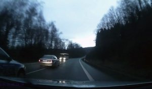 La police tchèque est sans pitié pour stopper une voiture pendant une course poursuite