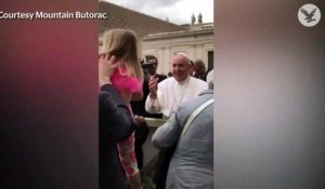 Cette petite fille de 3 ans subtilise la calotte du pape François pendant un bisou