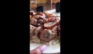 Regardez ce qu'elle découvre dans son assiette dans un resto chinois : horrible