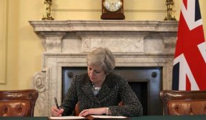 Theresa May signe la lettre qui va déclencher le Brexit, présentée à Bruxelles mercredi