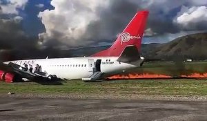 Les images spectaculaires d'un Boeing 737 qui prend feu à l'atterrissage - Regardez