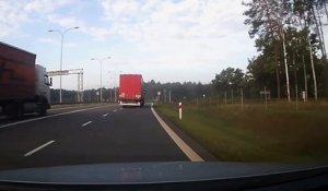 Un automobiliste se fait maltraiter par un camion sur l’autoroute !