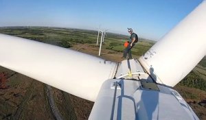 Deux base-jumpers sautent d’une éolienne