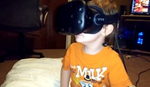 Réalité virtuelle à 3 ans ? Il est mort de rire !