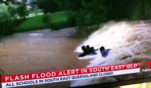 Ils surfent dans les inondations en Australie.. les fous !