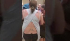 Touristes vs Enfants coincés dans l'ascenseur d'un hôtel