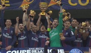 Finale Coupe de la Ligue - Monaco/PSG - La remise du trophée au PSG