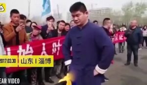 Un chinois tire 6 voitures accrochées à son pénis